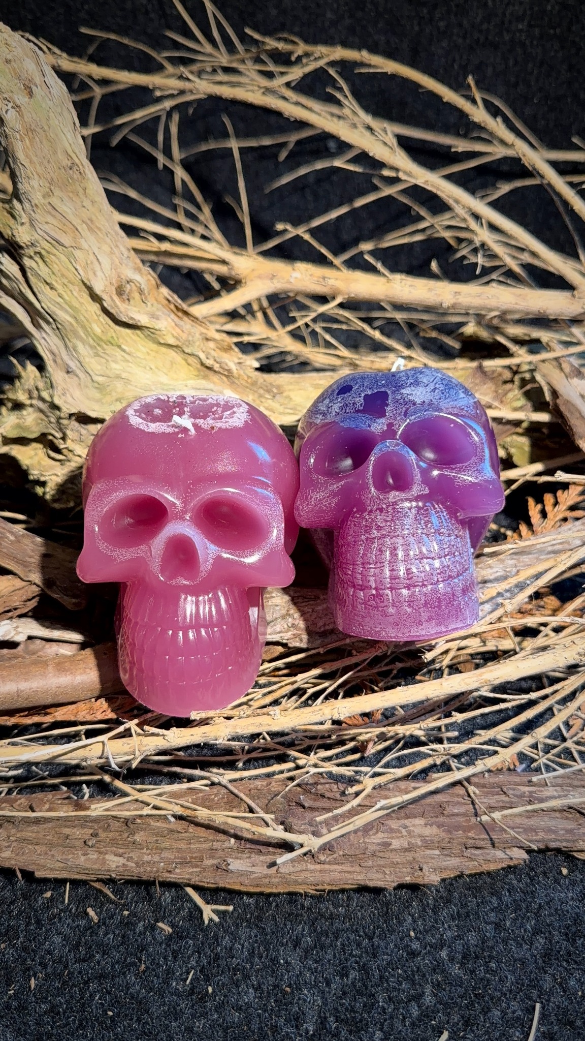Zwei pink-violette Totenkopfkerzen